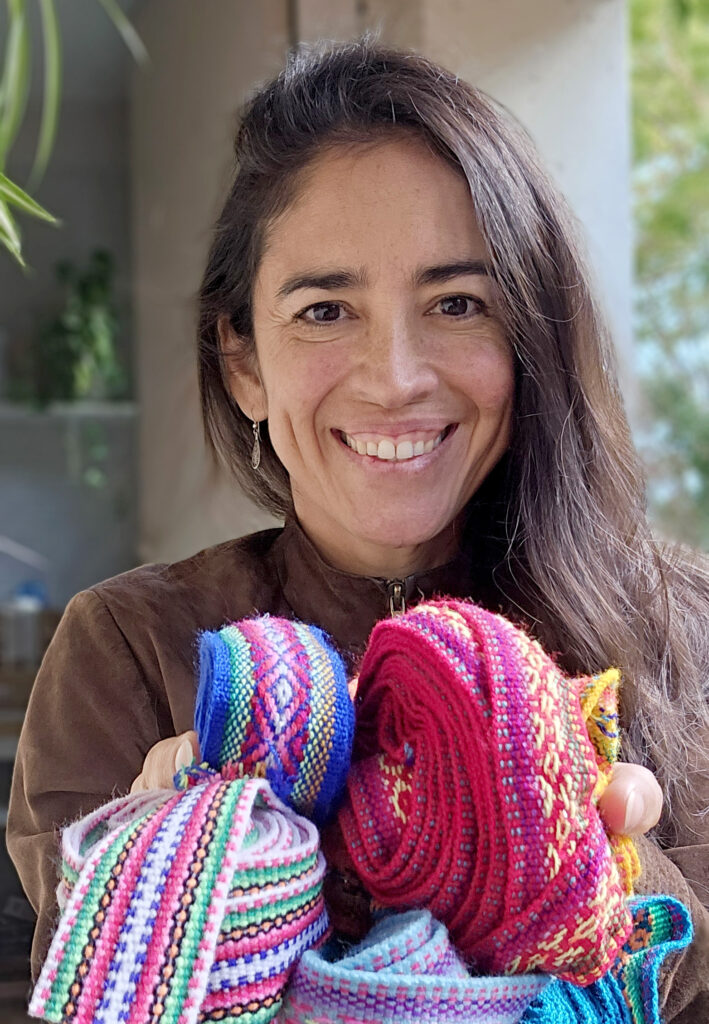 créatrice de sacs artisanaux tenant des tissus colorés inspiration péruvienne