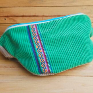 Sac banane Andina vert en velours côtelé avec ruban coloré péruvien, création artisanale