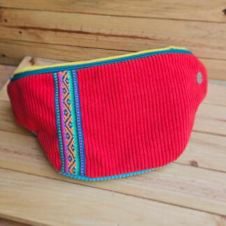 Sac banane Andina rouge en velours côtelé avec ruban péruvien coloré – création artisanale