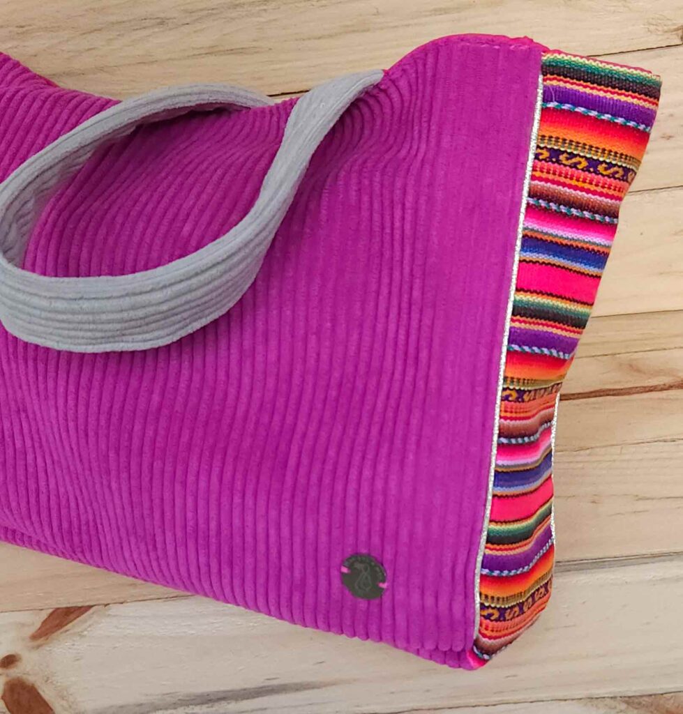 Sac Cuzco prune velours côtelé sangle grise tissu andin passepoil doré profil