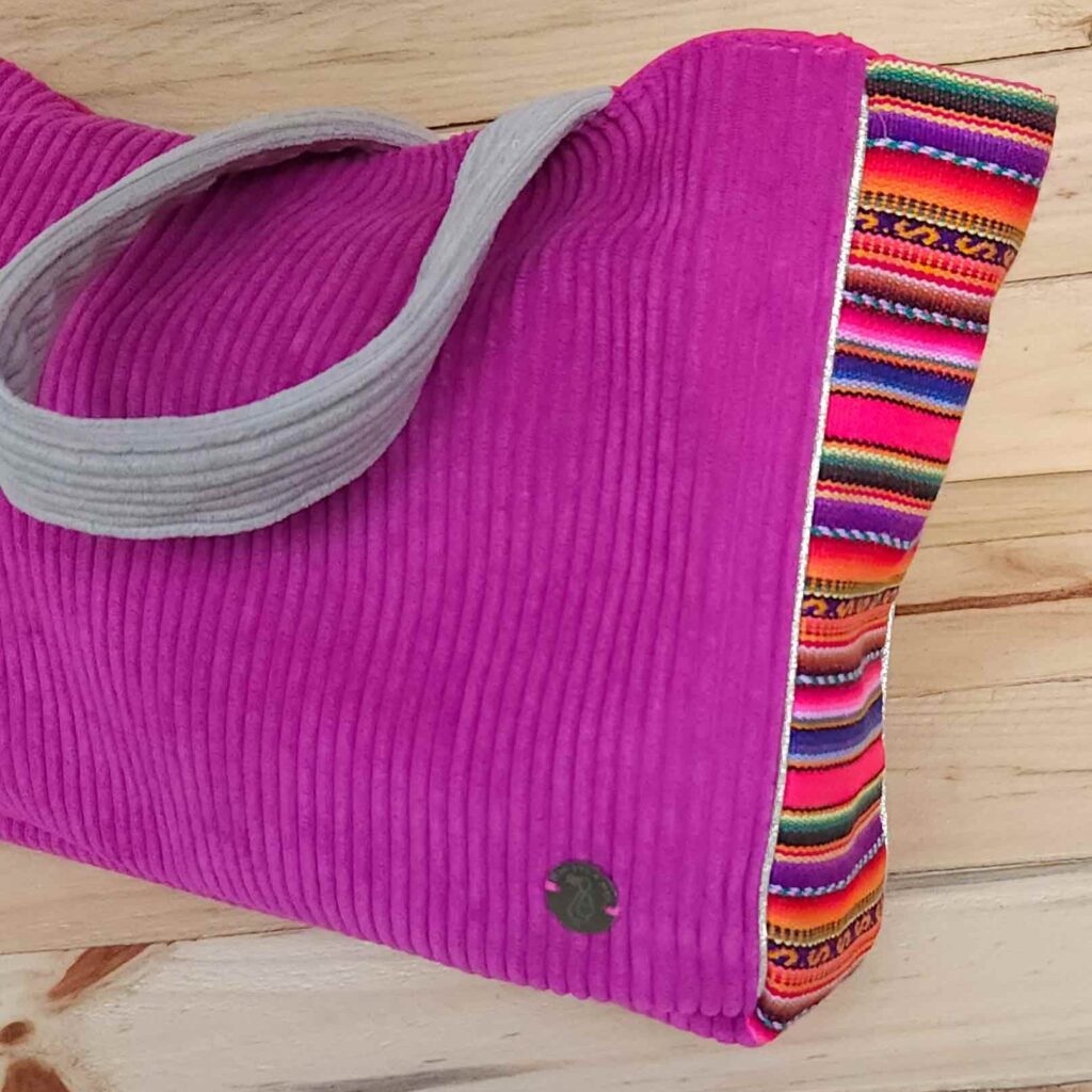 Sac Cuzco prune velours côtelé sangle grise tissu andin passepoil doré profil