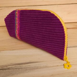 Zoom sur l’intérieur de la trousse Ch’usay Éventail rouge montrant l’étiquette Mon sac à moi et le soin apporté aux finitions, reflet d’une fabrication artisanale.