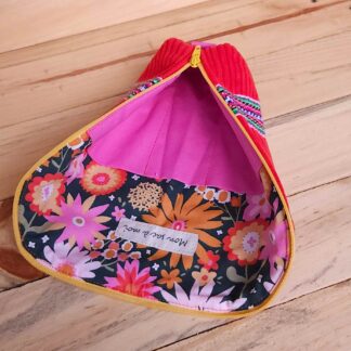 Intérieur trousse Ch’usay rouge avec tissu fleuri et compartiments