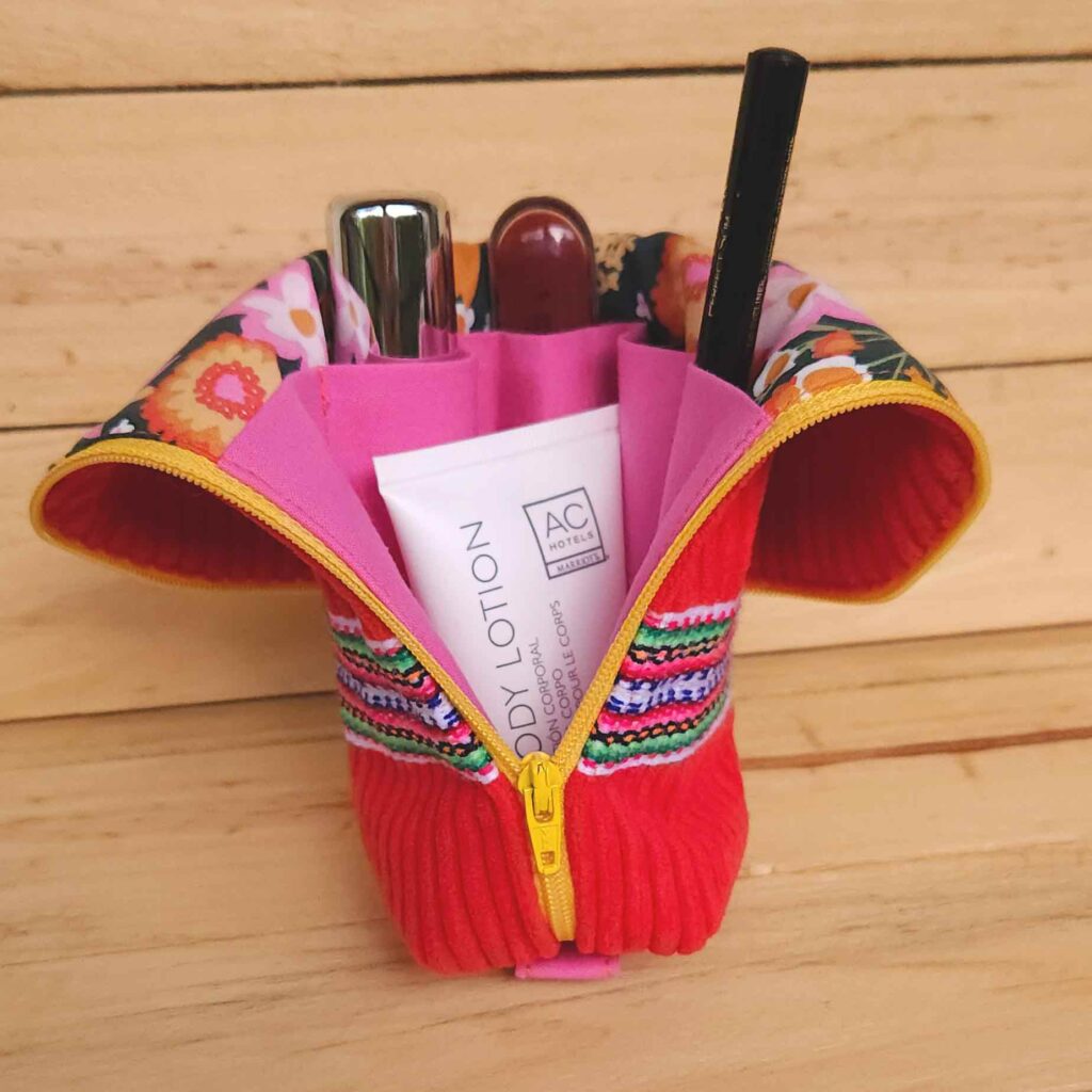 Trousse Ch’usay Éventail rouge ouverte avec compartiments et maquillage