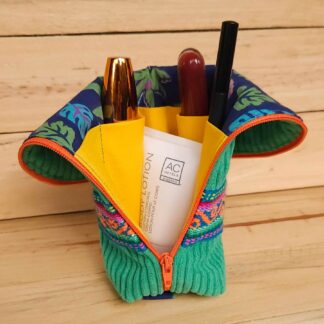 Trousse Ch’usay Éventail verte ouverte avec compartiments jaunes et maquillage