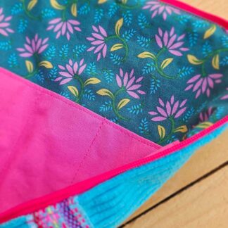Intérieur trousse Ch’usay éventail coton rose et tissu floral turquoise avec fleurs roses