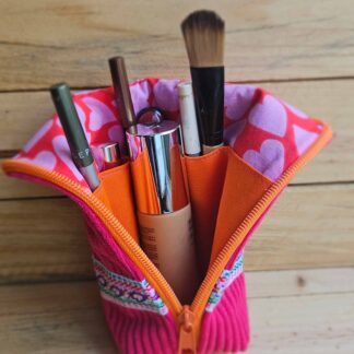 Trousse maquillage fuchsia en velours côtelé avec compartiments intérieurs en coton imprimé cœurs – création artisanale